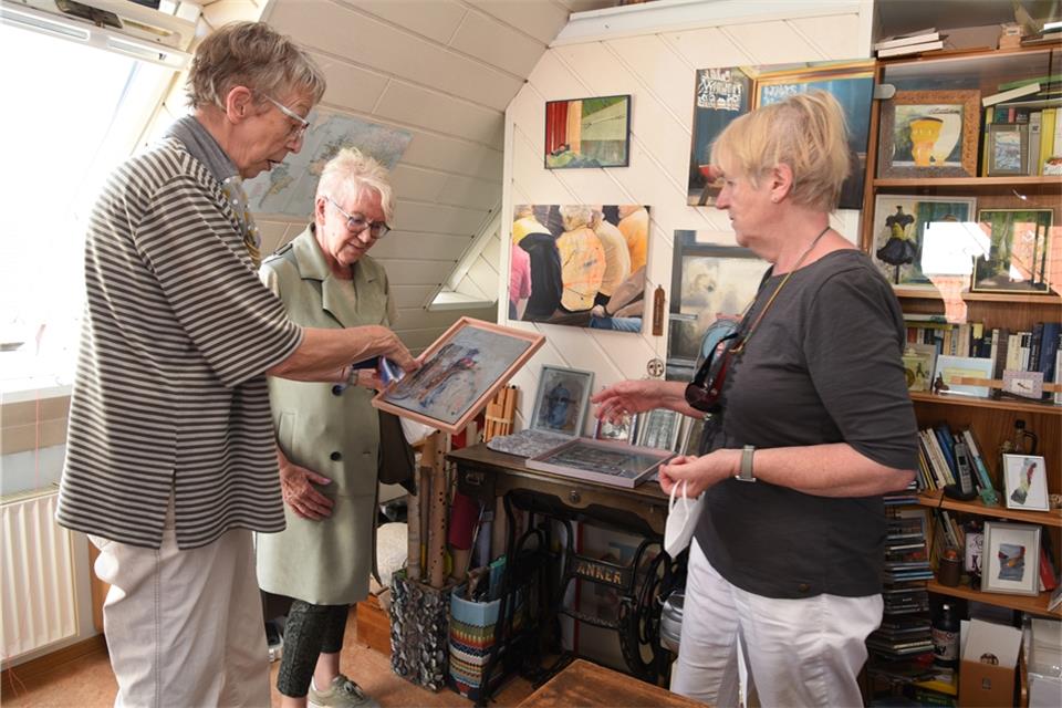 Von den Techniken der Raesfelder Künstlerin Marie-Luise Stötzel lassen sich Agnes Fockenberg und Trude Zeltinger (von links) inspirieren.