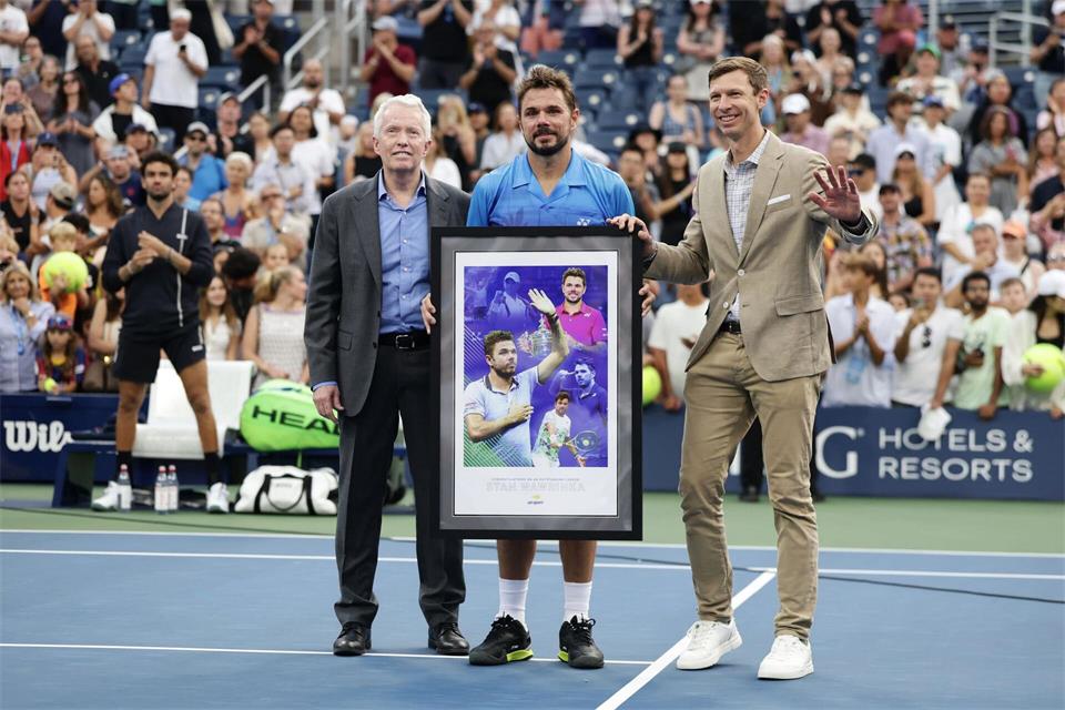 Von den Turnierorganisatoren erhielt Stan Wawrinka eine Collage als Erinnerung. Adam Hunger/AP/dpa