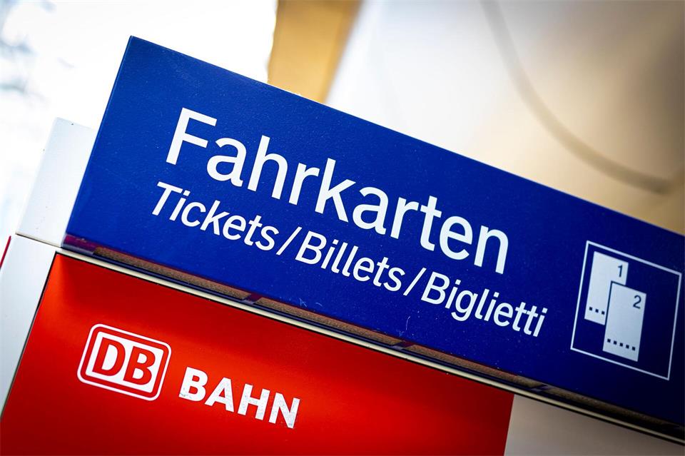 Von den günstigeren Monatskarten profitieren nach Bahn-Angaben auch diejenigen, die bislang ein Jahresabo haben. (Archivbild)Moritz Frankenberg/dpa