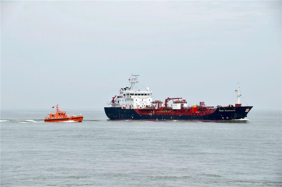 Von der Aussichtsplattform „Alte Liebe“ lässt sich beobachten, wie Lotsenboote Schiffsriesen begleiten.Wolfgang Stelljes/dpa-tmn