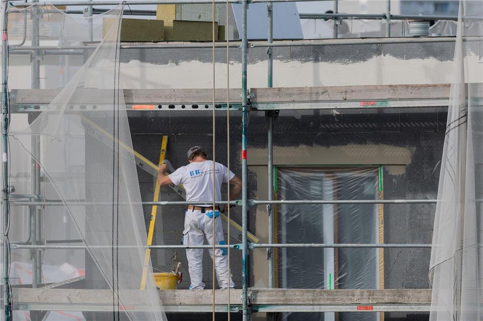 Von der Baugenehmigung bis zum schlüsselfertigen Zuhause hat es in Thüringen zuletzt länger gedauert - die meiste Zeit bis zur Fertigstellung ist bei Mehrfamilienhäusern mit drei oder mehr Wohnungen verstrichen. (Symbolbild)Rolf Vennenbernd/dpa