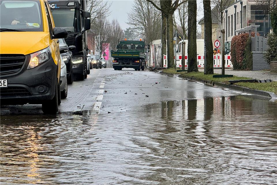 Von der Baustelle floss das Wasser am Straßenrand bis zum Kreisverkehr am Kuhm-Center, wo es sich staute.