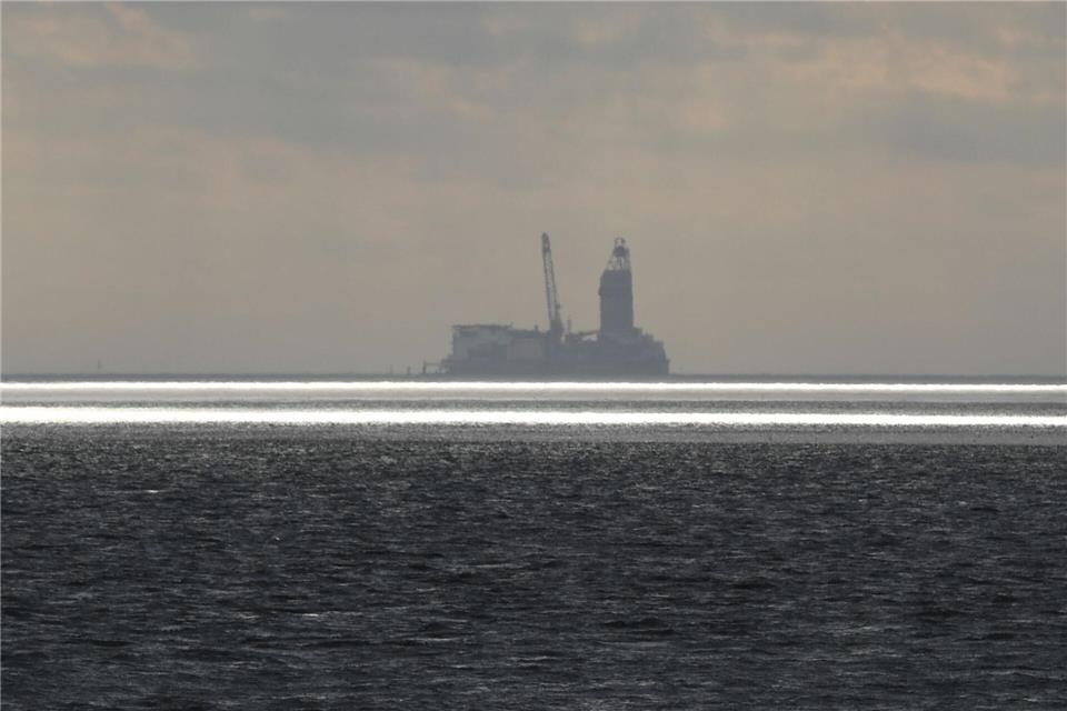 Von der Bohrinsel Mittelplate aus wird seit 1987 Öl in der Nordsee störungsfrei gefördert. (Archivbild)Carsten Rehder/dpa