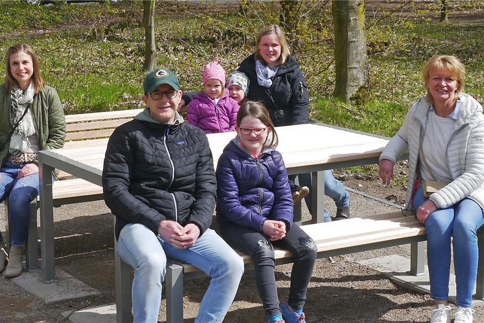 Von der Bürgerstiftung vorne von links: Heiko Gudel mit Tochter, Ute Heidermann-Rösler, hinten von links: Lea Nagel, Kathrin Bonhoff mit Kindern.pd