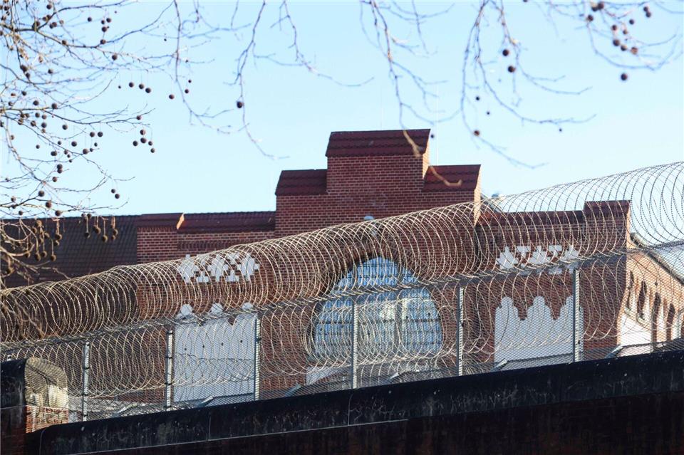 Von der Decken dankte den JVA-Bediensteten: „Mit ihrem Einsatz gestalten sie den Gefangenen die Weihnachtszeit so angenehm, wie dies möglich ist.“. (Symbolbild)Frank Molter/dpa