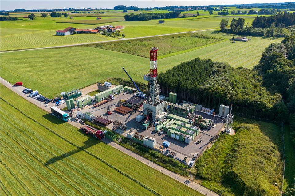 Von der Gemeinde Reichling einmal die Straße runter steht der etwa 40 Meter hohe Bohrturm.Peter Kneffel/dpa