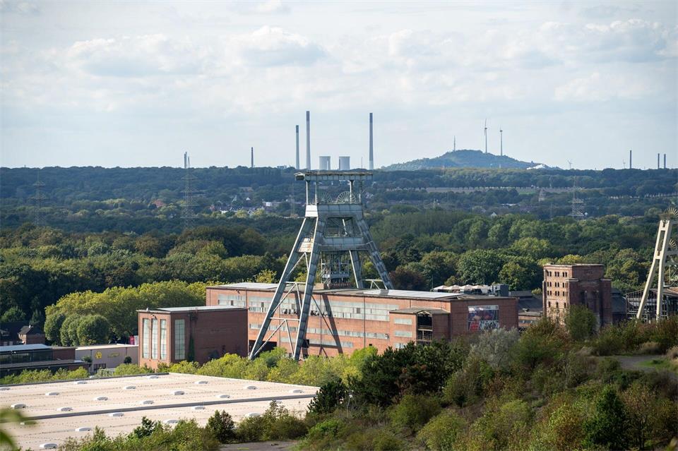 Von der Halde aus hat man einen herrlichen Panorama-Blick auf das für manche überraschend grüne Ruhrgebiet. Max Lametz/dpa