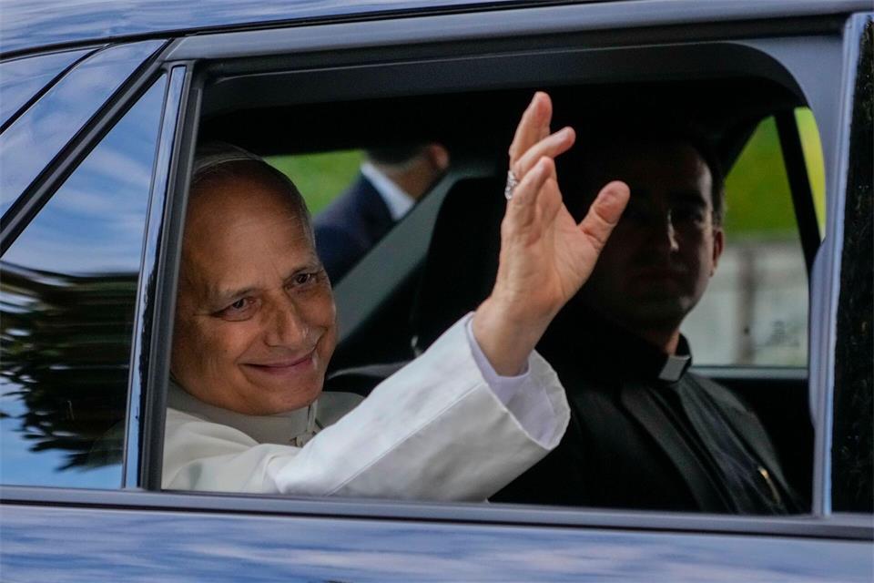 Von der Klinik Gemelli in Rom wurde der Papst zurück in den Vatikan gebracht. Gregorio Borgia/AP/dpa