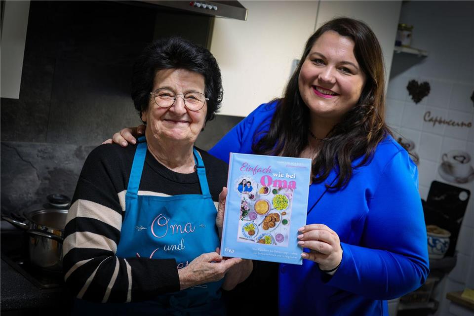 Von der Küche in die Sozialen Medien - und jetzt in ein Kochbuch: Die Rezepte von Vanessa und ihrer Oma Annemarie sind jetzt auch dort zu lesen. Christoph Reichwein/dpa