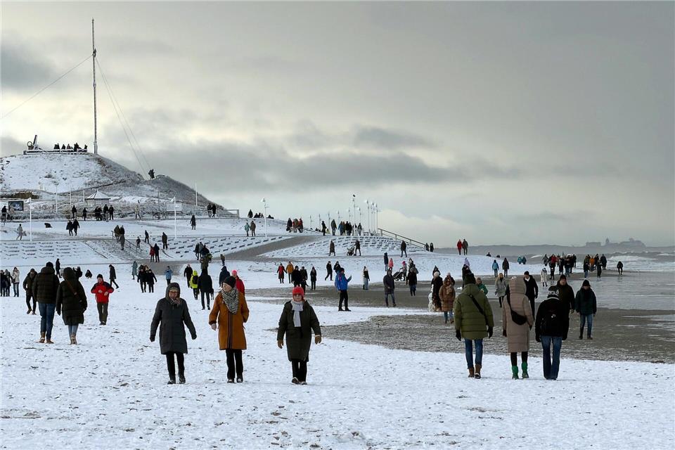 Von der Küste bis zum Harz geht es in Niedersachsen an diesem Wochenende winterlich-weiß zu - etwa auf Norderney.Volker Bartels/dpa