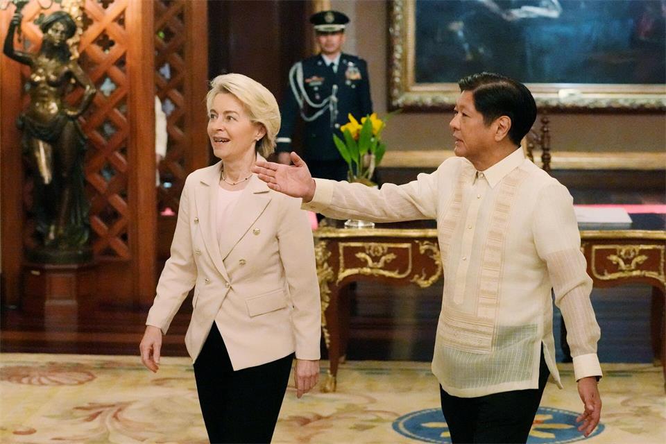 Von der Leyen besuchte den Präsidenten der Philippinen, Ferdinand Marcos Jr., 2023 in Manila. Die Seiten einigten sich, die Verhandlungen über ein Freihandelsabkommen wieder aufzunehmen. (Archivbild)Aaron Favila/Pool AP/AP/dpa