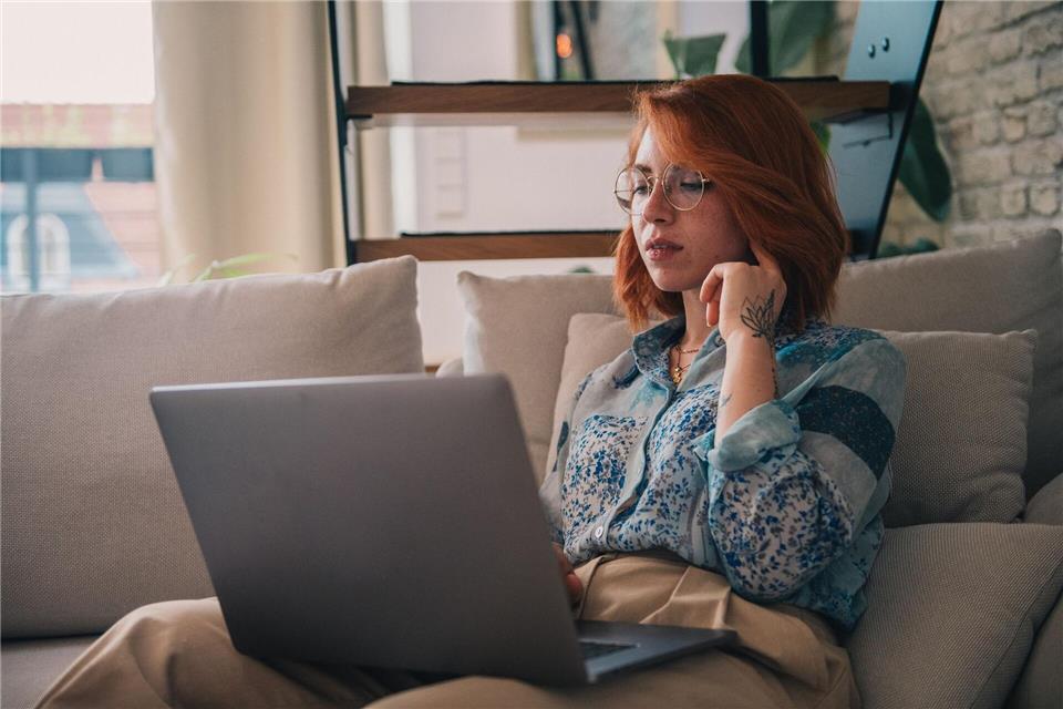 Von der Lieblingsserie abgelenkt, obwohl Sie sich eigentlich um Ihre Finanzen kümmern wollten? Die Gründe für eine Scheu vor Geldthemen können vielfältig sein.picture alliance/dpa/dpa-tmn