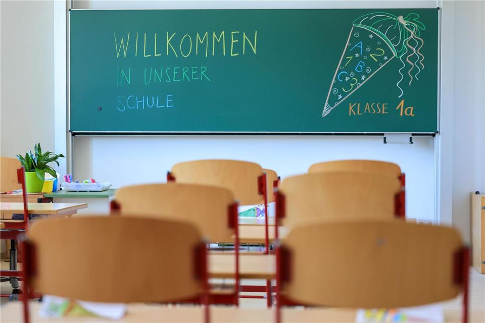 Von der Mappe bis zum Turnbeutel - bitte nicht vergessen alles zu beschriften. Da kann es in der neuen Klasse schon mal drunter und drüber gehen. picture alliance/dpa