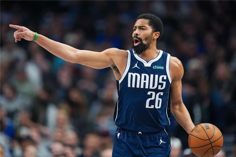 Von der NBA in die Bundesliga: Basketball-Routinier Spencer Dinwiddie heuert beim FC Bayern an. (Archivbild)Julio Cortez/AP/dpa