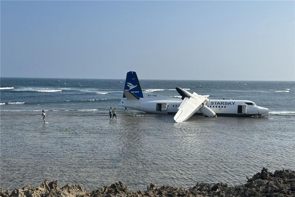 Von der Runway in den Ozean - so endete ein Inlandsflug in der somalischen Hauptstadt Mogadischu.Mohamed Sheikh Nor/AP/dpa
