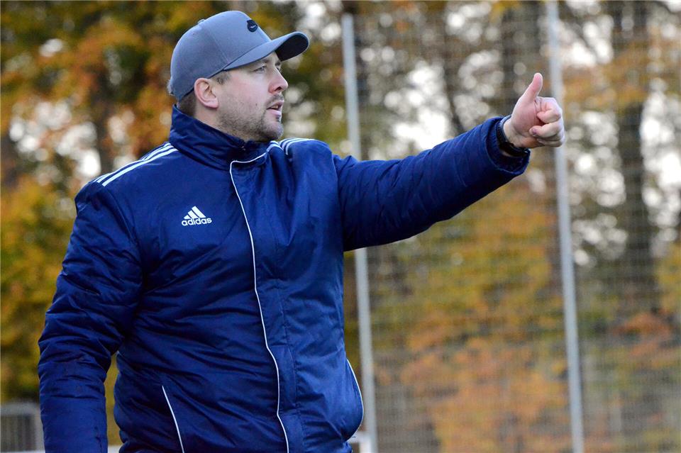 Von der Seitenlinie später aufs Spielfeld: Trainer Georg Geers musste in Senden aushelfen. 