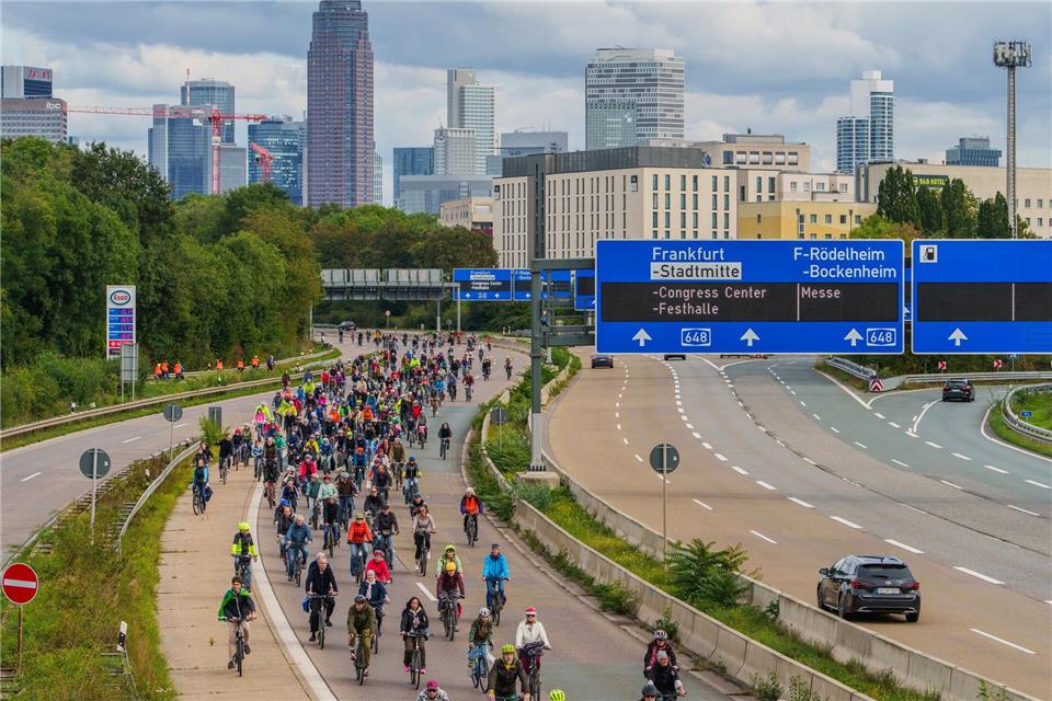 Von der Stadtmitte über zwei Autobahnen führt die Demo-Route. (Archivbild)Andreas Arnold/dpa
