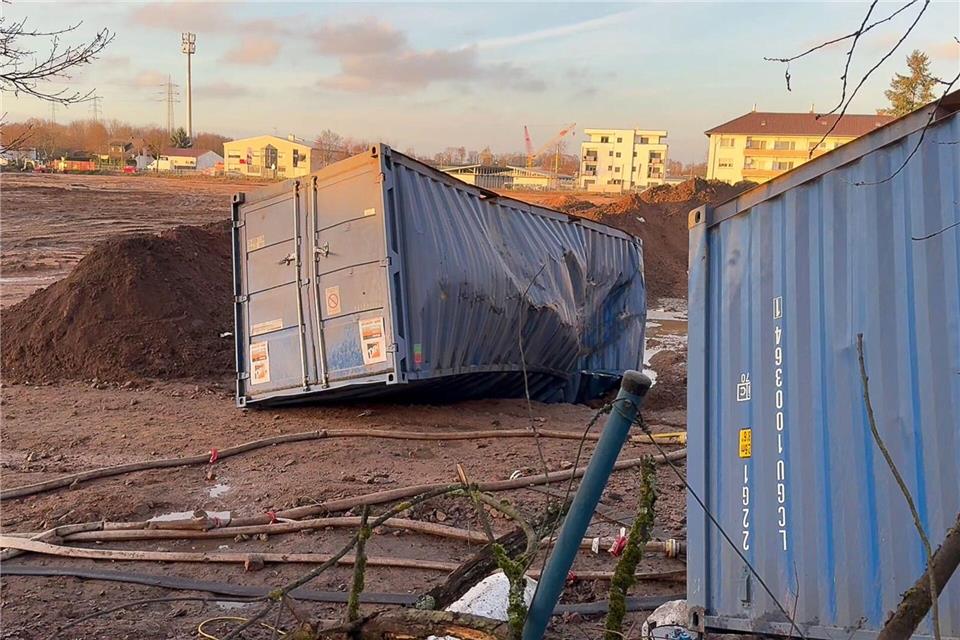 Von der Wucht der Explosion wurden die stählernen Container verbeult. Michael Bauer/dpa