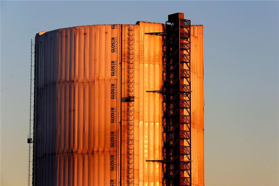 Von der Wurzel bis in die Baumkrone leuchtet es: Ein 35 Meter hoher Baum aus Licht steht im Mittelpunkt der Ausstellung im Gasometer Oberhausen. (Archivbild)Roland Weihrauch/dpa