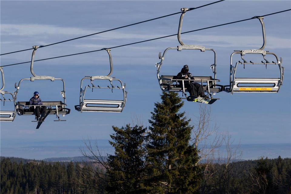 Von der dicken Schneedecke ist durch die milden Temperaturen nicht viel geblieben. (Archivbild)Michael Reichel/dpa