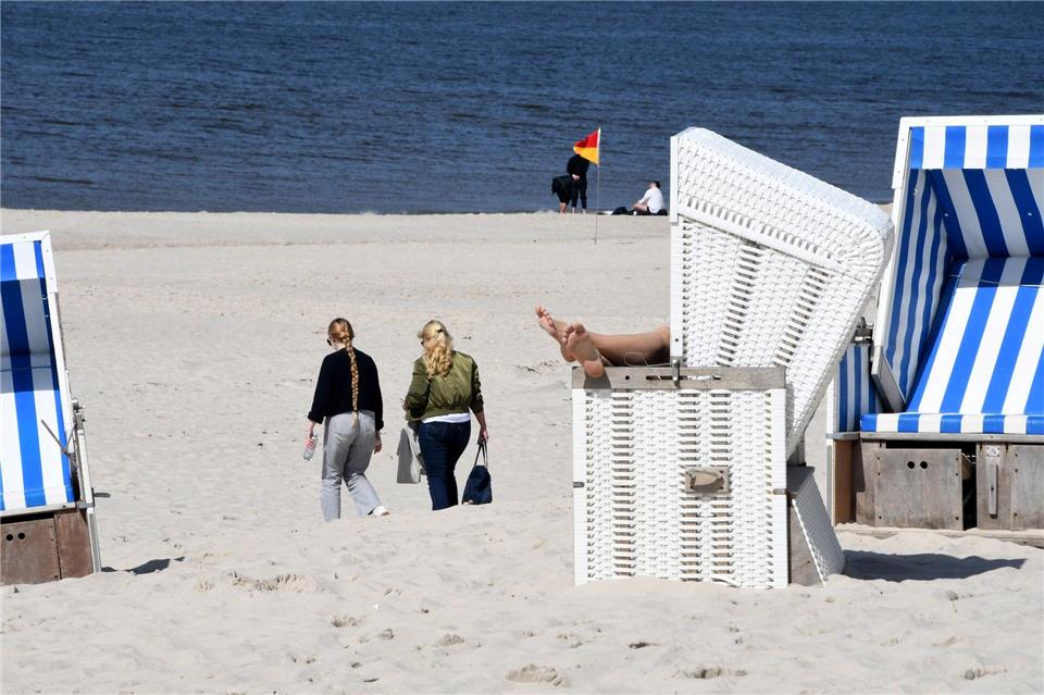 Von der medialen Berichterstattung lassen sich viele Sylt-Fans Sylt nicht beeindrucken. Lea Sarah Albert/dpa