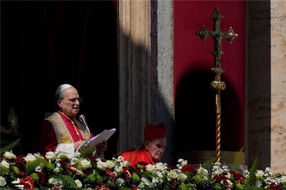 Von der zentralen Loggia des Petersdoms spendet Leo XIV. den Segen Urbi et Orbi.Alessandra Tarantino/AP/dpa