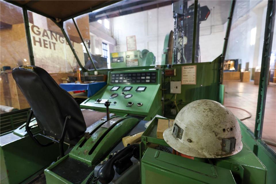 Von dieser Kabine aus wurde die Fördermaschine des Schacht 371 gesteuert. Die technischen Anlagen sind Teil der neuen Ausstellung „No Secret“ zum Uranbergbau in der DDR. Jan Woitas/dpa