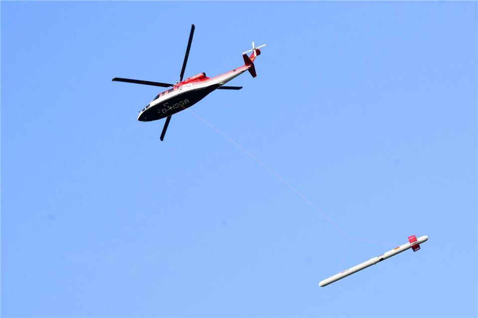 Von einem Hubschrauber aus soll eine Sonde der Bundesanstalt für Geowissenschaften und Rohstoffe wichtige Erkenntnisse liefern über den Verlauf eiszeitlicher Rinnen im Untergrund. (Archivbild)Julian Stratenschulte/dpa