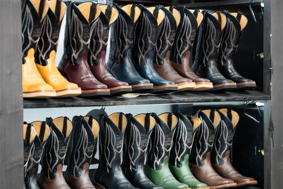 Von einem Parkplatz in Erfurt wurden hunderte Paare Westernstiefel gestohlen (Symbolbild) Silas Stein/dpa