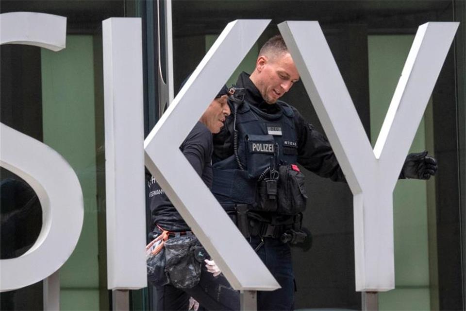 Hangelpartie in schwindelerregenden Höhe Von einem Polizisten begleitet wird der Franzose abgeführt. Sein Kletterausflug stellt eine Ordnungwidrigkeit dar. Foto: Boris Roessler