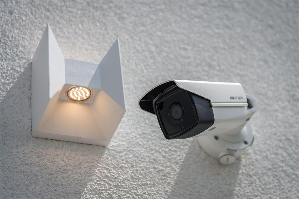 Von einem Sicherheitssystem mit Videokameras profitieren vor allem Eigentümer frei stehender Häuser in ruhigen Wohnlagen, sagen Experten.picture alliance / dpa Themendienst