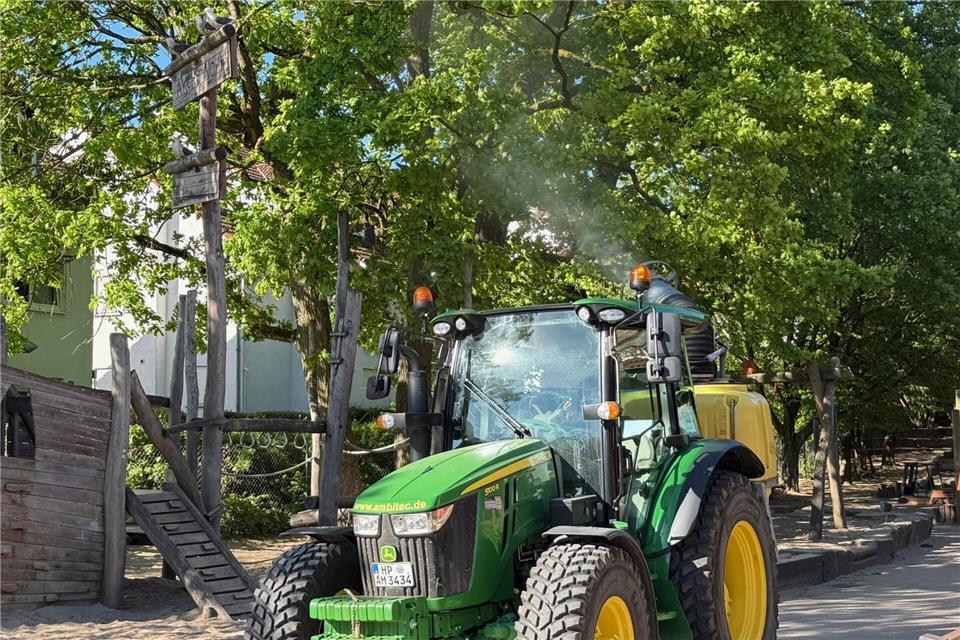 Von einem Traktor aus werden Bäume besprüht.Mike Seeboth/dpa