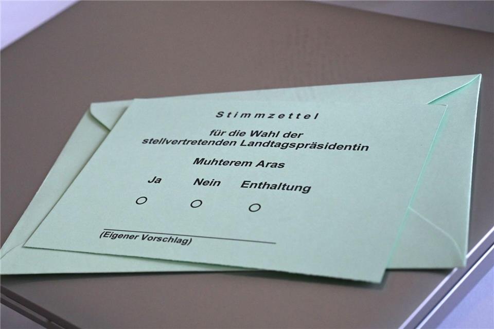 Von einem solchen Stimmzettel soll ein Abgeordneter ein Foto gemacht haben, dass er dann auf Social Media teilte. (Archivbild)Katharina Kausche/dpa