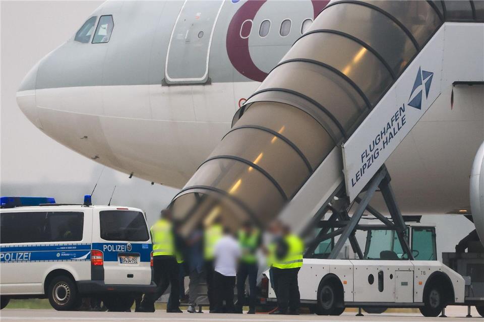 Land prüft zeitweise Abschiebungseinrichtung in Halle Von einer Interims-Abschiebungseinrichtung in Halle wäre es nicht weit zum Flughafen. (Archivbild)Jan Woitas/dpa