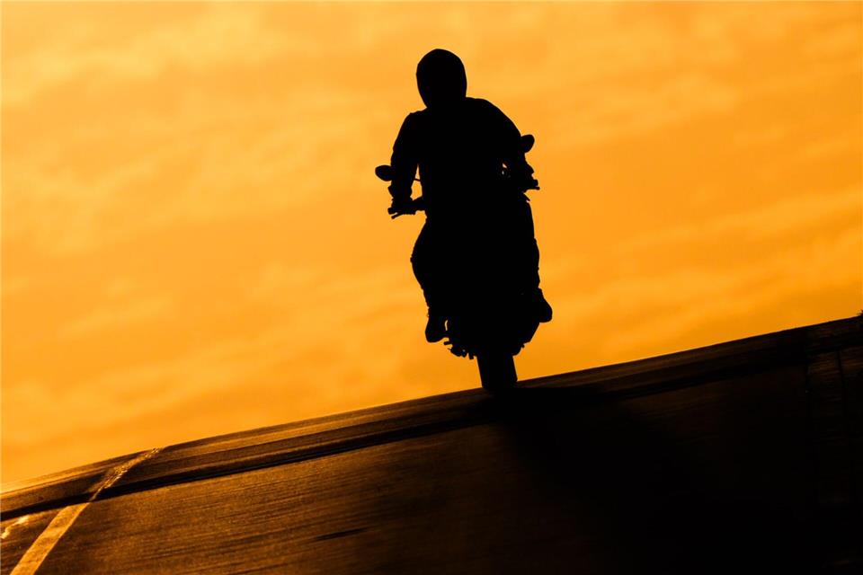 Von einer Schuldzuweisung an Motorradfahrern hält Unfallchirurg Grützner wenig. (Archivbild)Julian Stratenschulte/dpa