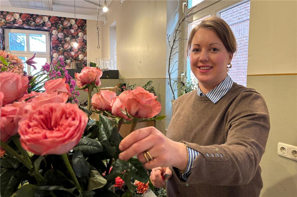 Von großen Rosenblüten hin zu kleinen Ranunkeln arbeitet Anne van de Sand-Merz sich beim Stecken vor.