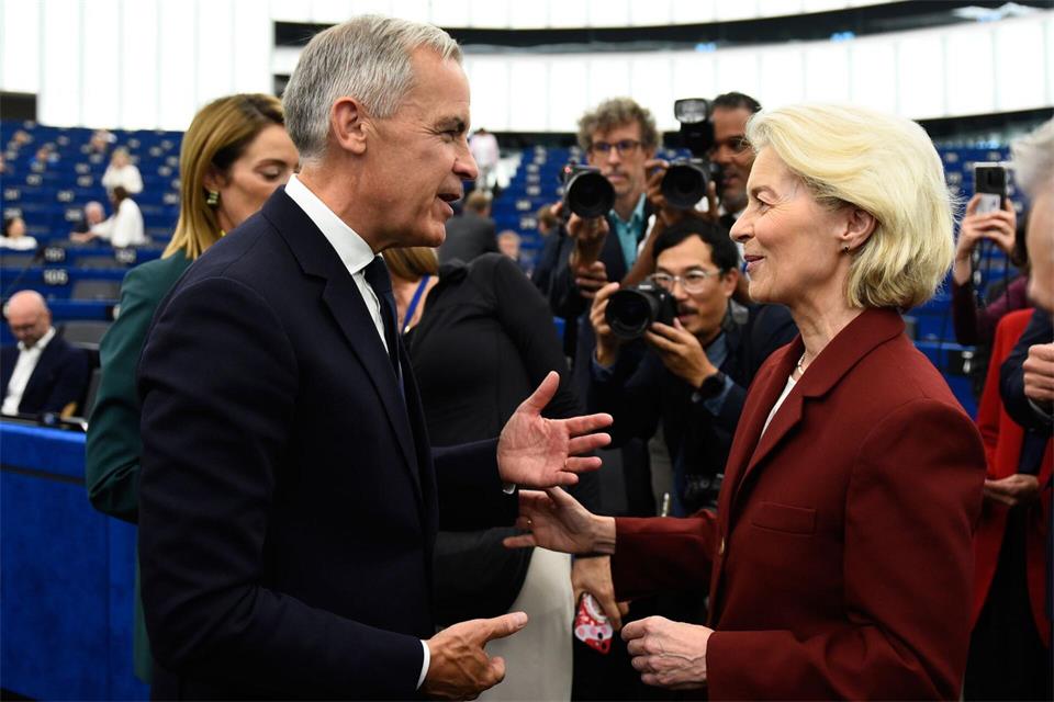 Von ihr ging die Initiative aus: EU-Kommissionspräsidentin Ursula von der Leyen (r) hatte am Mittwoch in ihrer diesjährigen Rede zur Lage der Union dafür geworben, Kanada zum ersten „assoziierten Mitglied“ der Europäischen Union zu machen.Pascal Bastien/AP/dpa