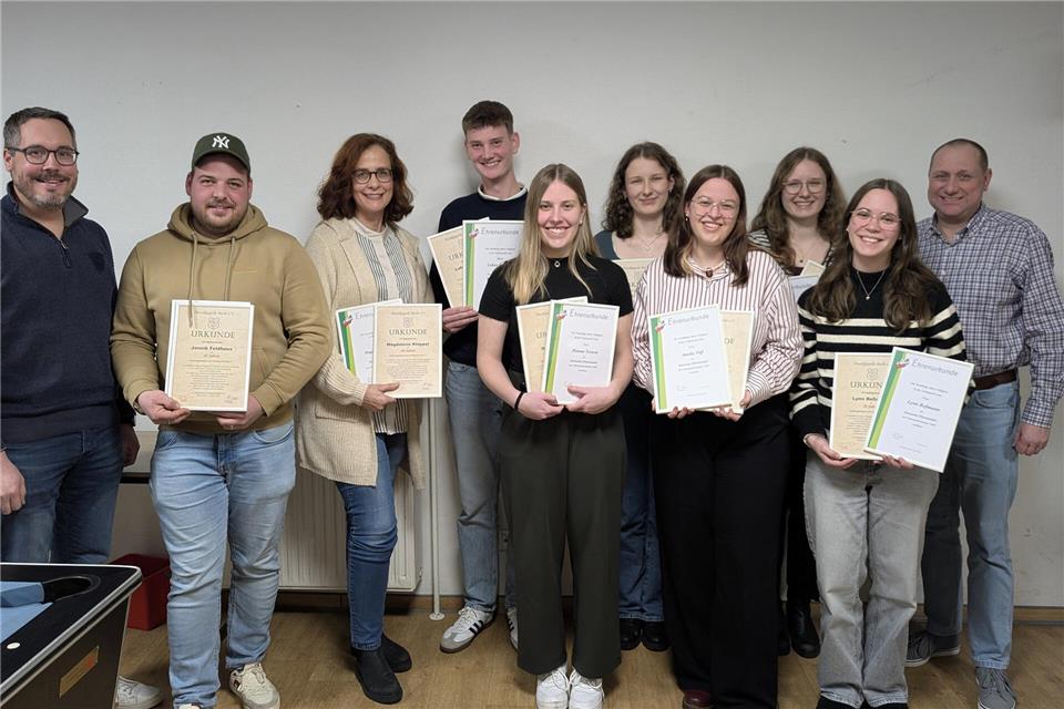 Von links: Der 1. Vorsitzende Jens Krämer mit den Jubilaren Jannik Feldhaus, Magdalena Klüppel, Lukas Tüshaus, Hanna Testrot, Laura Blickmann, Amelie Paß, Juliane Blickmann und Lynn Reßmann sowie Michael Kruse, 1. Geschäftsführer. Auf dem Bild fehlt Jubilar Michael Wienand.