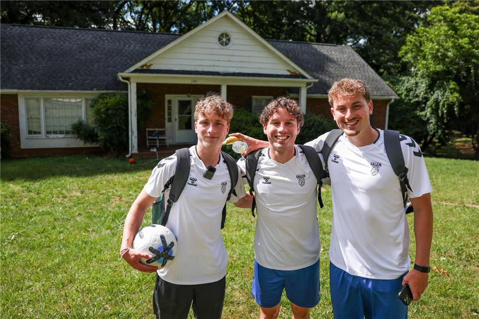 Von links: Linus, Fynn und Noah vor ihrer Studenten-WG in Winston-Salem.Jan Woitas/dpa