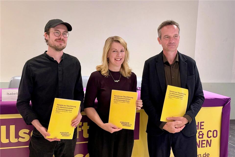 Von links nach rechts: Armin Rothemann, Isabella Rogner und Rechtsanwalt Remo Klinger stellen einen eigenen Gesetzentwurf der Berliner Initiative „Deutsche Wohnen & Co enteignen“ vor. Andreas Rabenstein/-/dpa