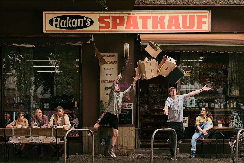 Von links nach rechts: Marianne (Eva Weißenborn), Helmut (Torsten Michaelis), Rashid (Falilou Seck), Konnopke (Alexander Finkenwirth), Fred (Wilson Gonzalez) und Aylin (Gülseren Erkut) stehen vor dem Spätkauf, dem Schauplatz der ZDFneoriginal-Sitcom „Späti“.Norman Keutgen/ZDF/dpa
