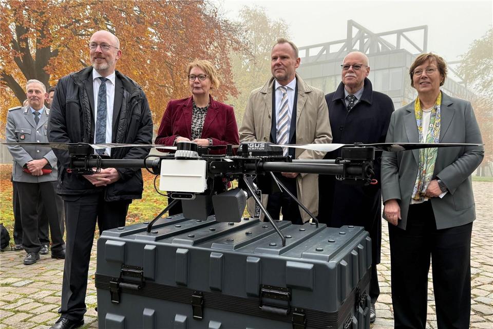 Von links nach rechts stehen Christian Pegel (SPD), Innenminister Mecklenburg-Vorpommerns, Daniela Behrens (SPD), Innenministerin Niedersachsens, Andy Grote (SPD), Innensenator Hamburgs, Ulrich Mäurer (SPD), Innensenator Bremens, und Sabine Sütterlin-Waack (CDU), Innenministerin Schleswig-Holsteins, vor einer Abfangdrohne des Modells A1-Falke von Argus Interception beim „Norddeutschen Kompetenzcluster Drohnenabwehr“.Leonard Fischer/dpa