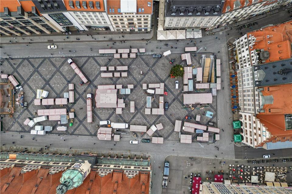 Von oben: Budenaufbau für den Leipziger Weihnachtsmarkt hat begonnenJan Woitas/dpa
