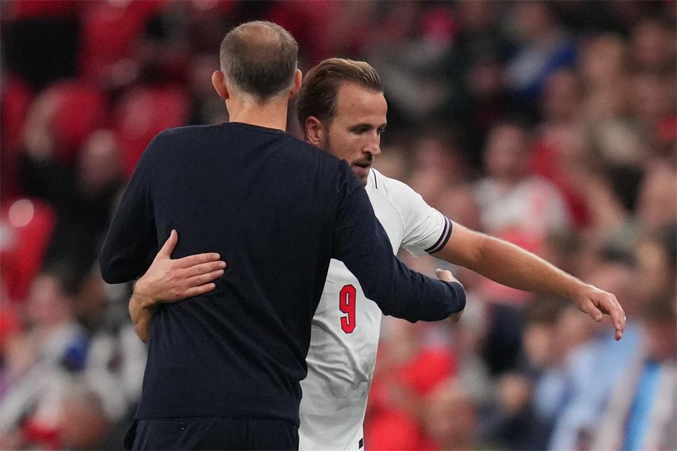 Von seinem Trainer Thomas Tuchel (l) bekam Harry Kane nach seinem Rekordspiel Lob. Kirsty Wigglesworth/AP/dpa