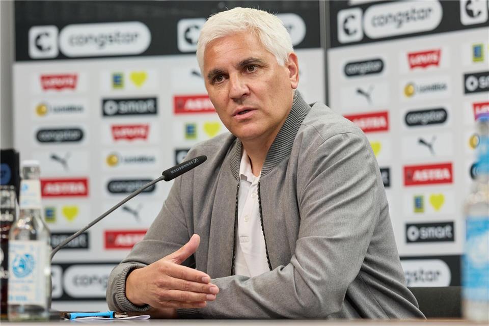 Von seinem neuen Cheftrainer überzeugt: St. Paulis Sportchef Andreas Bornemann.Georg Wendt/dpa