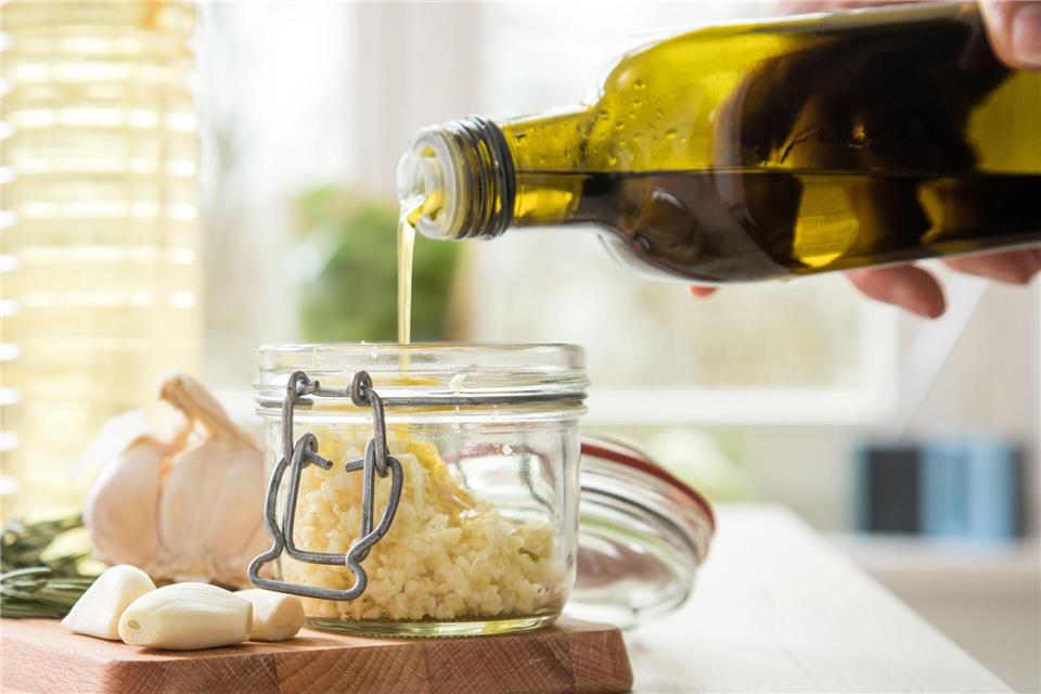 Von teuer bis günstig: Vier Olivenöle landen auf den ersten Plätzen der Stiftung Warentest.Christin Klose/dpa-tmn