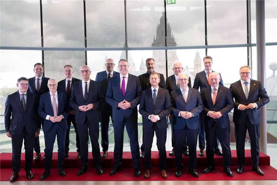 Von vielen Ministerpräsidentenkollegen bekommt Reiner Haseloff Würdigungen. (Archivbild)Boris Roessler/dpa