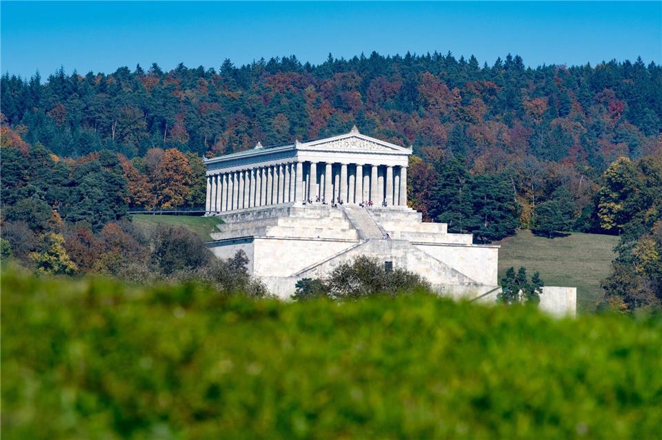 Von welchem berühmten antiken Tempel der Baumeister der Walhalla in Donaustauf inspiriert wurde, ist offensichtlich.Armin Weigel/dpa/dpa-tmn