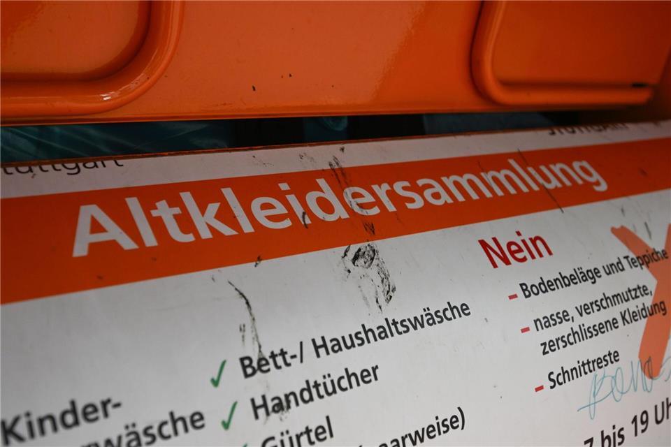 Von wem wurde der tote Hund neben dem Altkleidercontainer entsorgt? (Symbolbild) Bernd Weißbrod/dpa