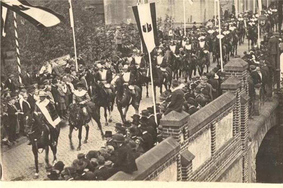 Vor 100 Jahren gab es zum Stadtjubiläum schon mal einen Festumzug.